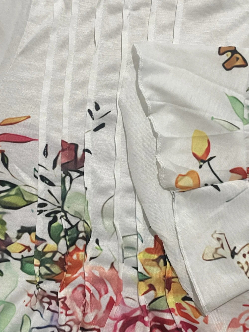 Женская футболка с V-образным вырезом и пуговицами