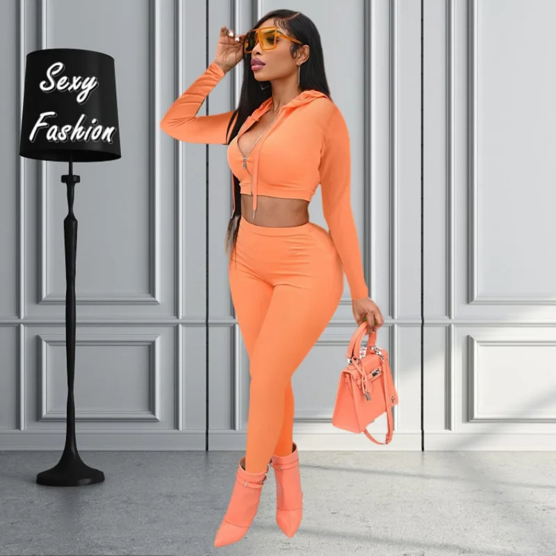 

Женский костюм-двойка с капюшоном и брюками