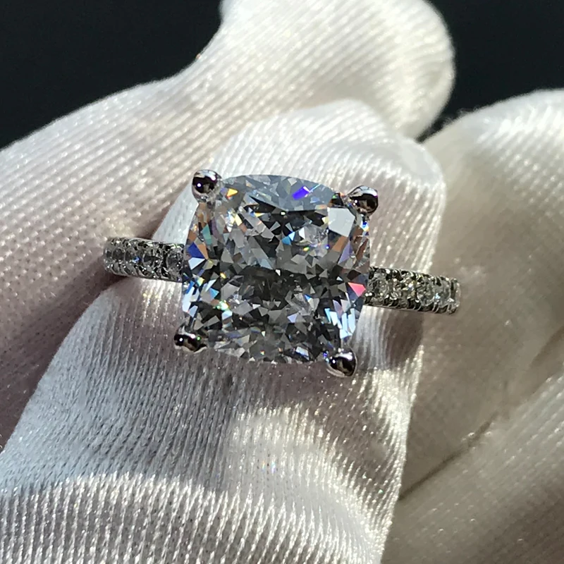 Женское кольцо из серебра 925 пробы с искусственным бриллиантом 9 Х9 мм