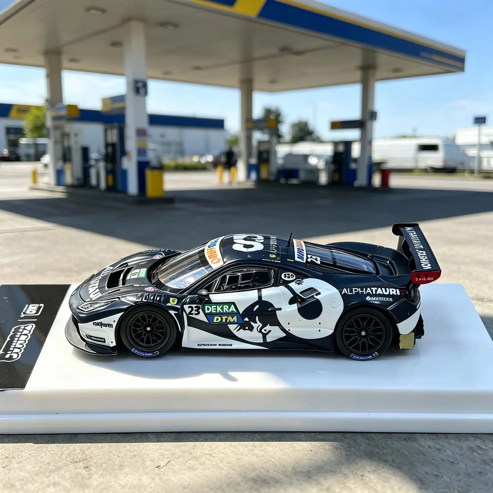 Фото Масштабная модель 1:64, 488 GT3 DTM 2021, новинка в наличии, литая миниатюрная имитационная модель автомобиля из сплава, коллекционная модель, игрушка-подарок для мальчиков, украшение для комнаты №3