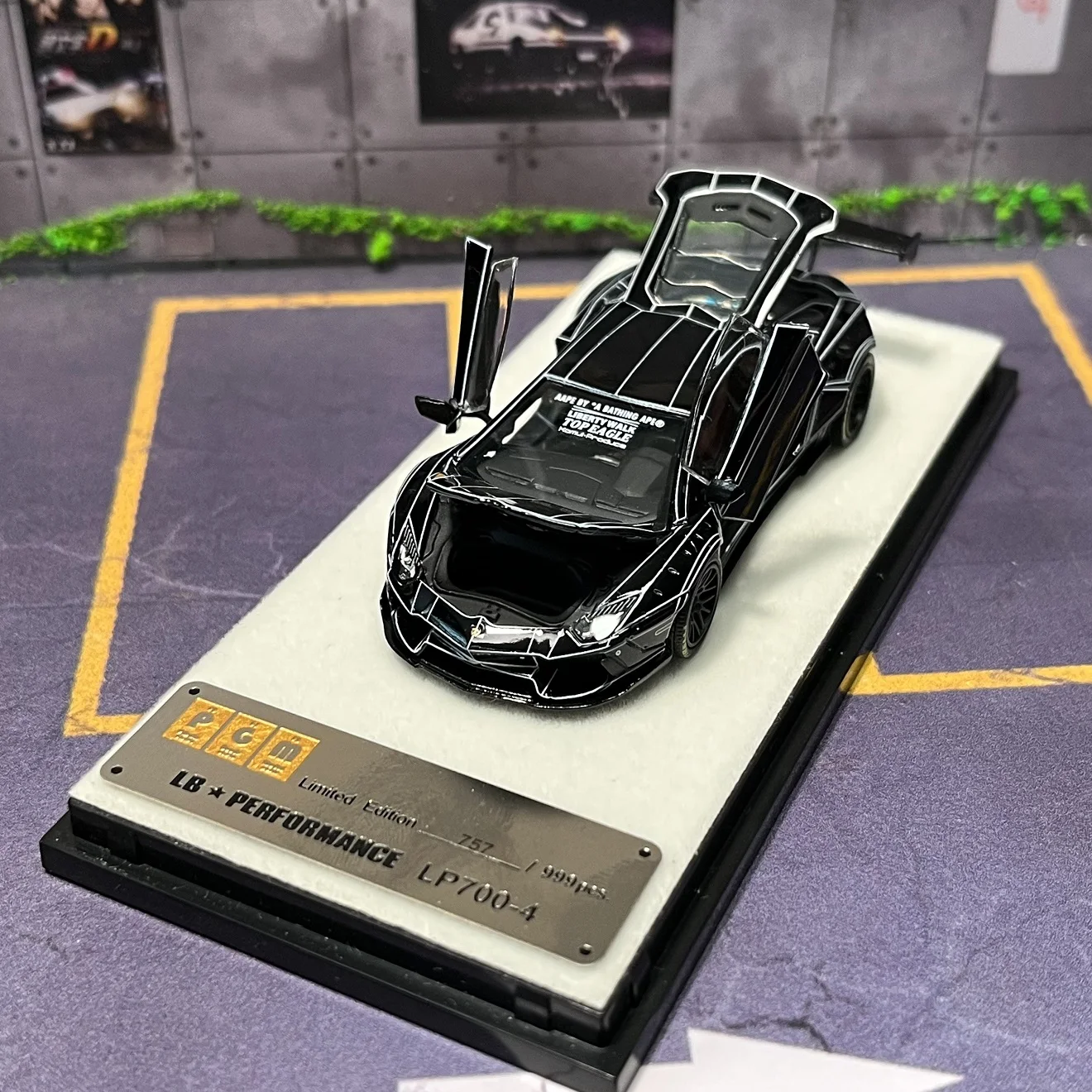 

PGM 1/64 Lambor Aventador Crackle Pattern Diecast Car Model