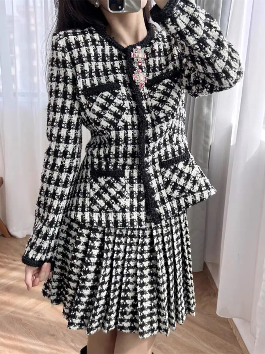 

Твидовый комплект из твида «гусиные лапки» с украшением на пуговицах, пальто с длинным рукавом и круглым вырезом или трапециевидная мини-юбка с высокой талией