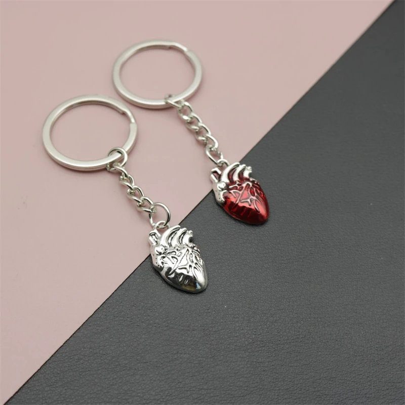 Брелок с сердечком в готическом стиле