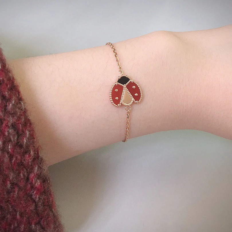 

Женский браслет в виде клевера из серебра 2022 пробы