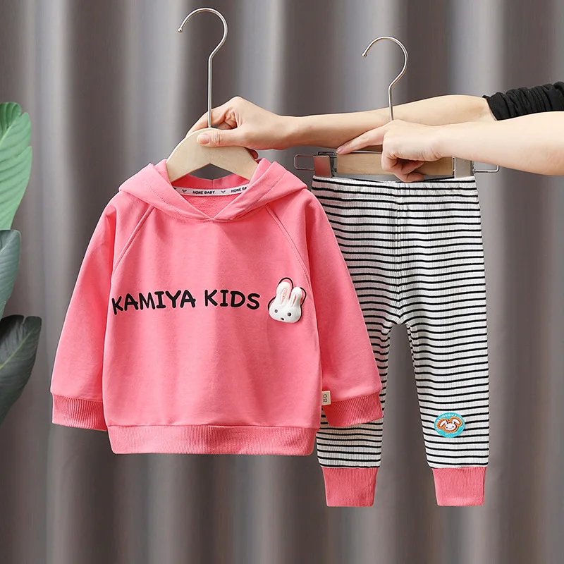 

Детская одежда, новинка 2023, весенне-осенняя одежда для маленьких девочек, топы с мультяшным принтом + брюки, повседневные костюмы из двух пре...