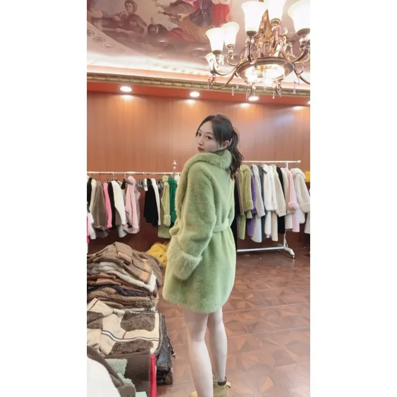 2024 осень и зима новое утягивающее меховое пальто средней длины с золотым