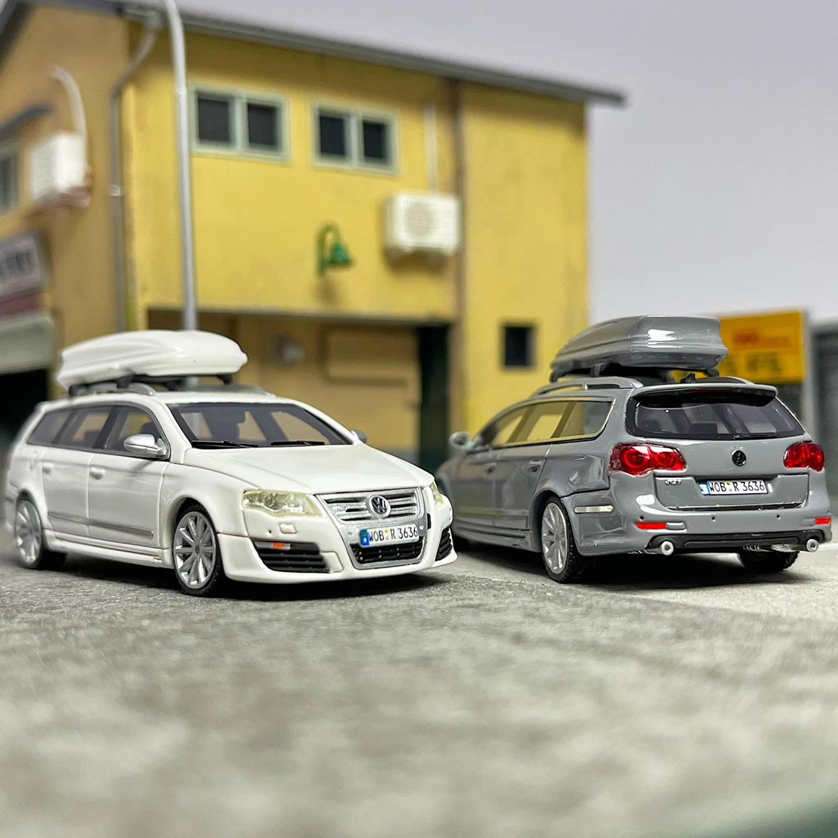

Diecast 1/64 Scale R36 Fashion Station Wagon Simulation Resin Car Model Static Decoration Collection Display Toy Gift