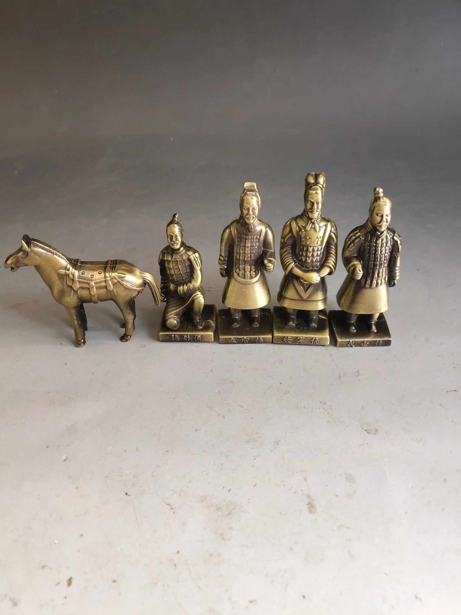 

Chinese Elaborate 5 Pieces Terracotta Army Qin Terra Cotta Warriors Figures Handicrafts Iiving Room Decoration Home Gift