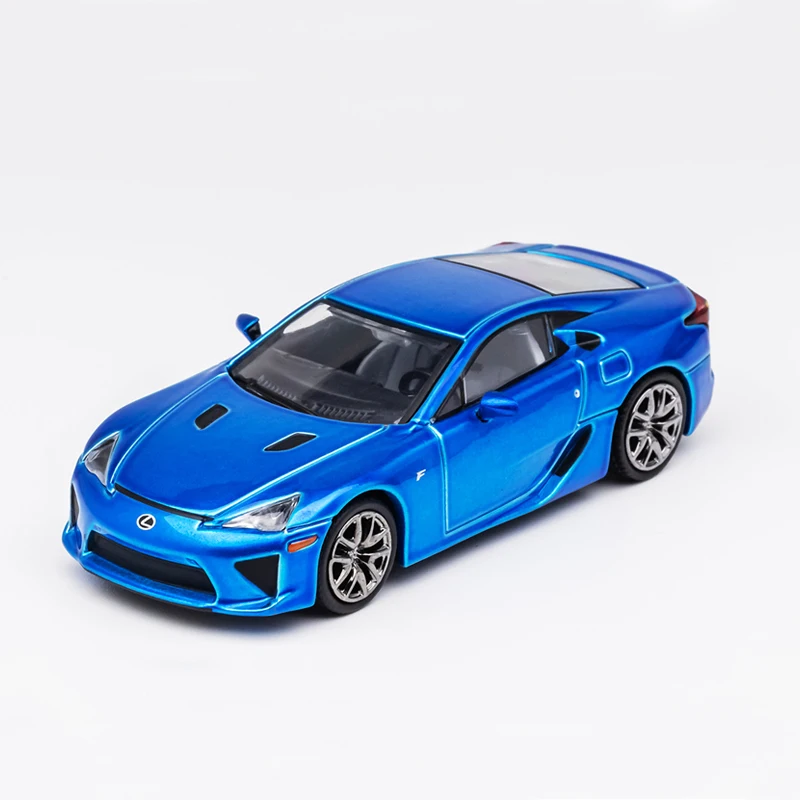 Модель автомобиля DCT литая из сплава масштаб 1:64
