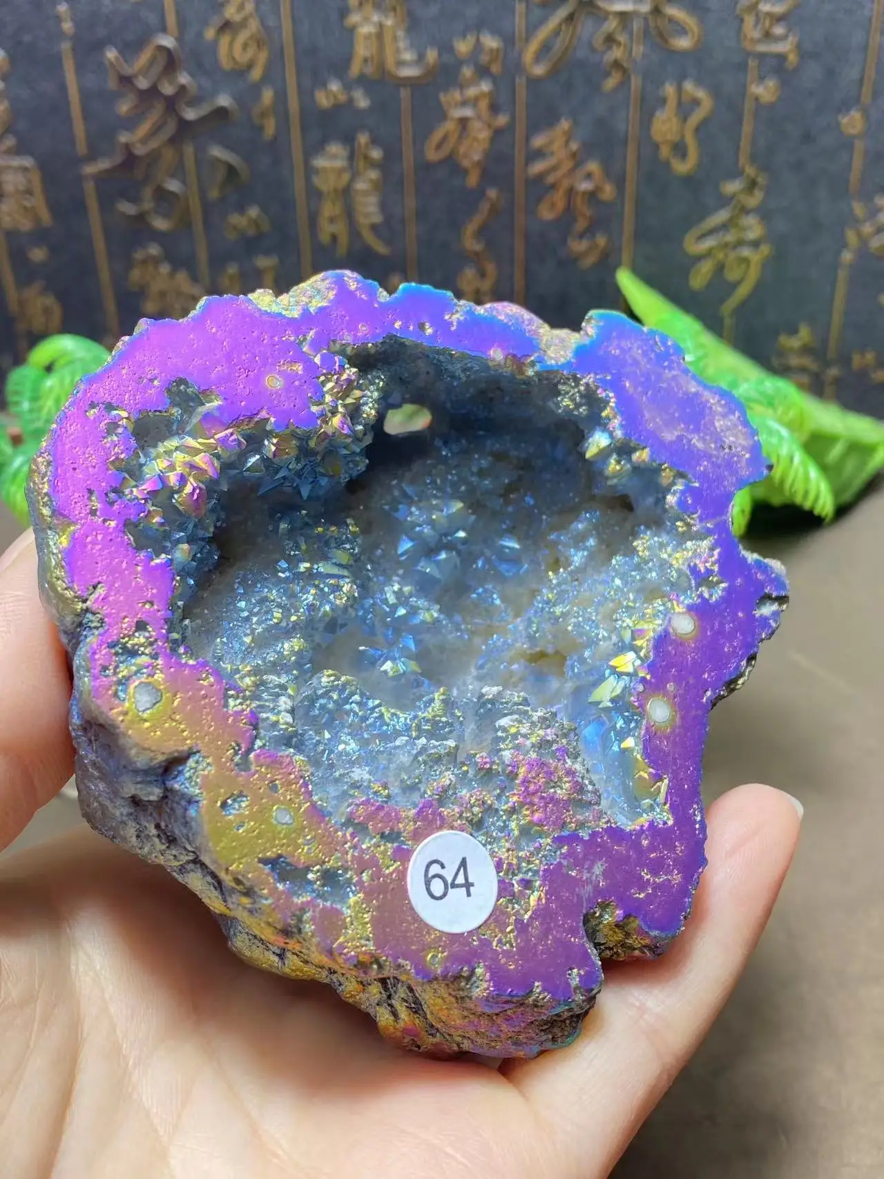 Украшение в виде пещеры из натурального кварцевого кристалла. Домашний декор.