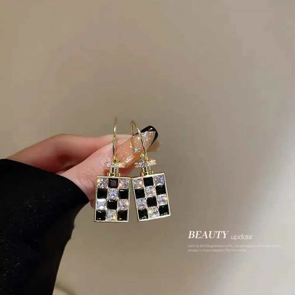 

2022 Square Rhinestone Fashion Simple Earrings Premium Black and White Checkered Shiny Earrings Party Jewelry Exquisite Gifts