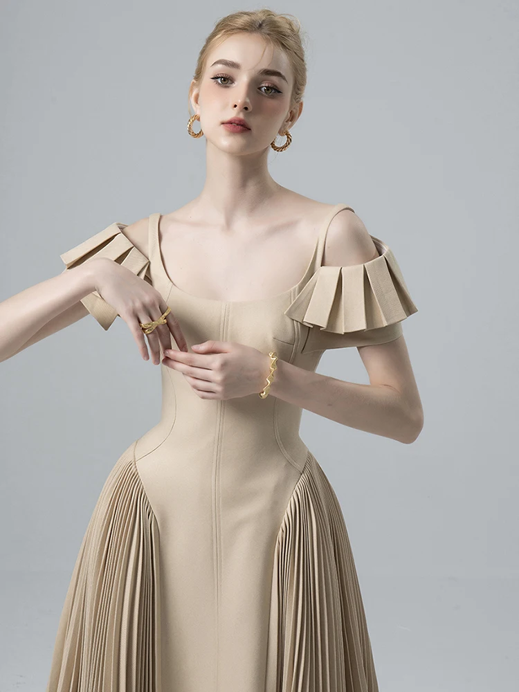 Женское плиссированное платье с вырезом-лодочкой и открытой спиной