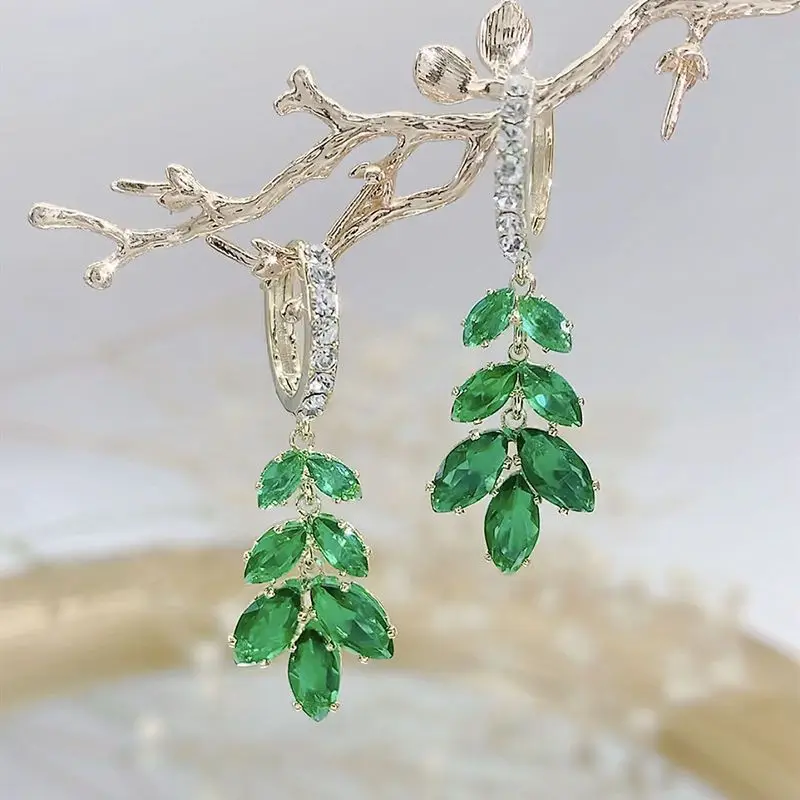 Женские серьги-гвоздики в виде листьев из циркония