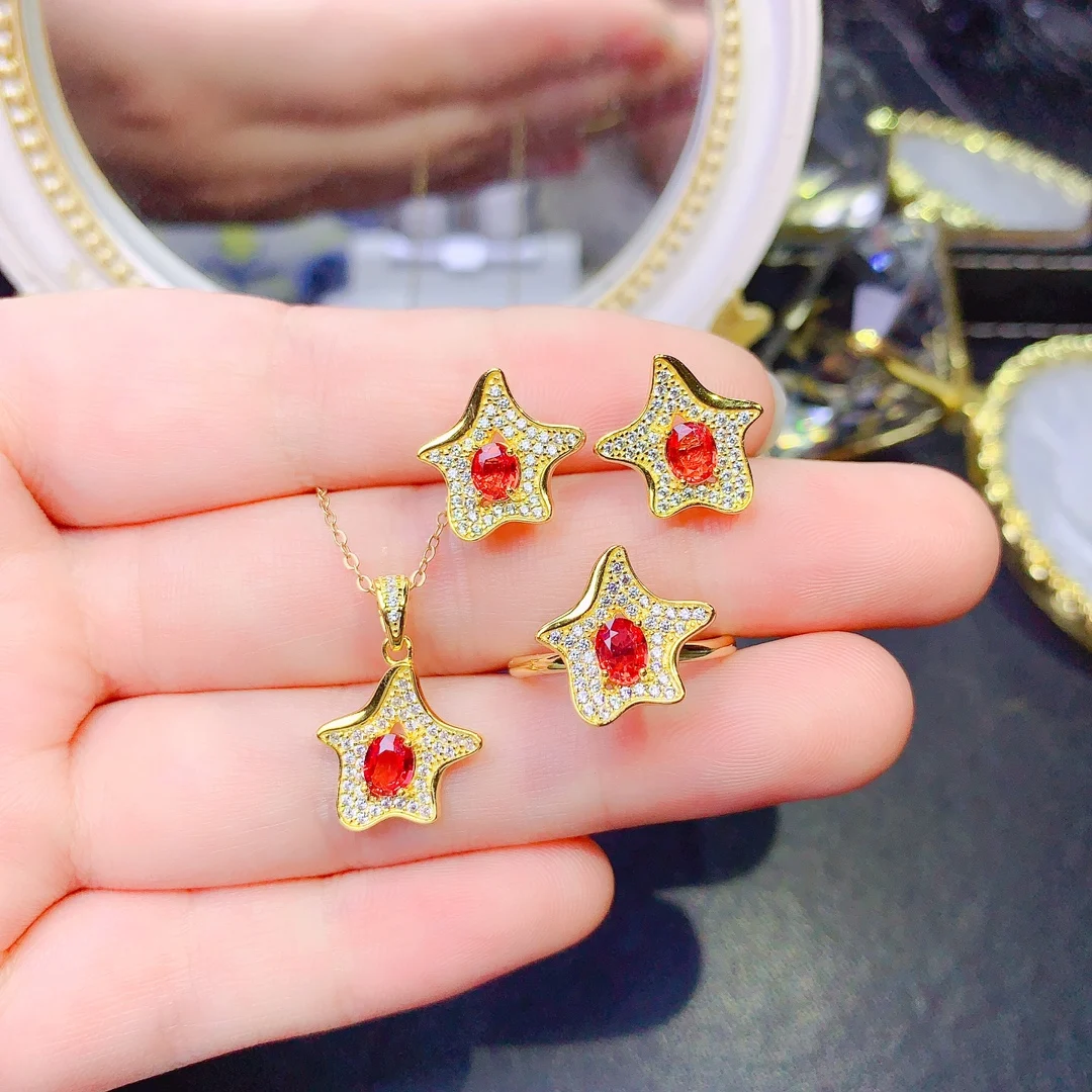 Комплект из серебра 925 пробы с натуральным красным сапфиром