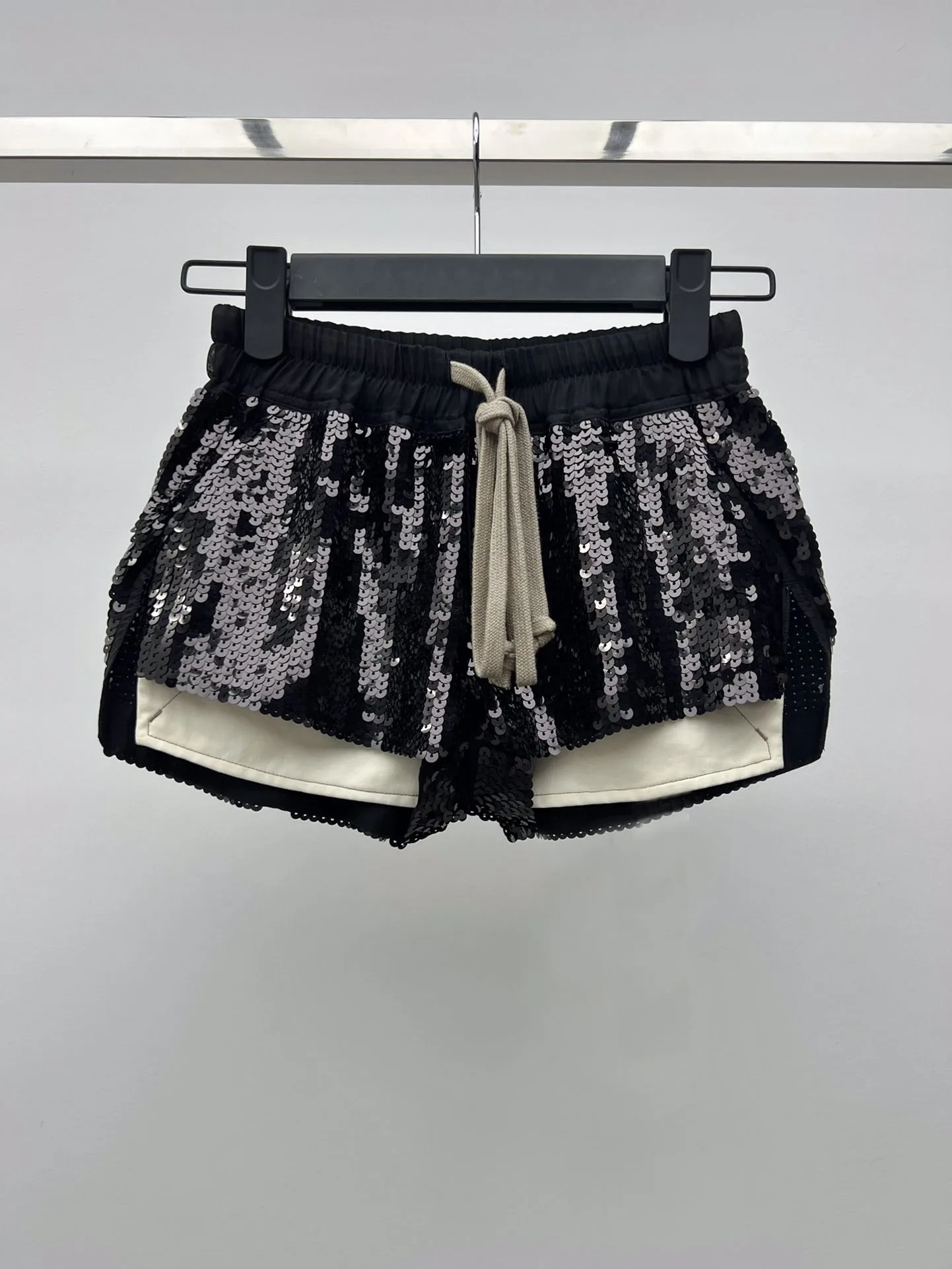 Женские ассиметричные шорты на шнуровке