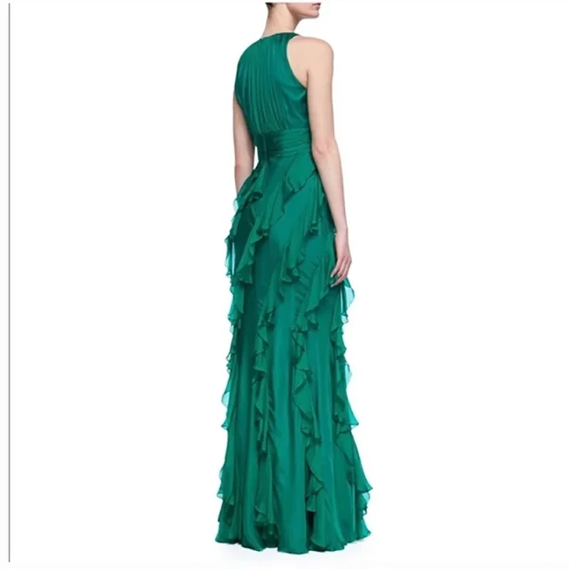 Элегантное женское зеленое вечернее платье с рюшами трапециевидное для