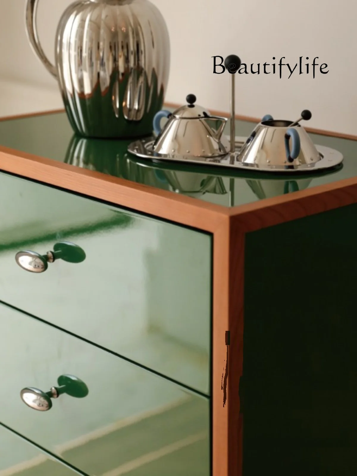 Роскошный шкафчик в стиле ретро с изображением французской строчки из массива