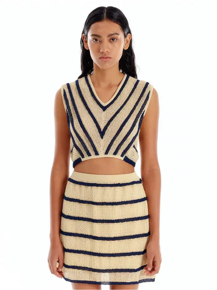 

Женский костюм с коротким жилетом, топ без рукавов, полосатая текстурная наполовину сумка, юбка на бедрах, весна-лето 2022