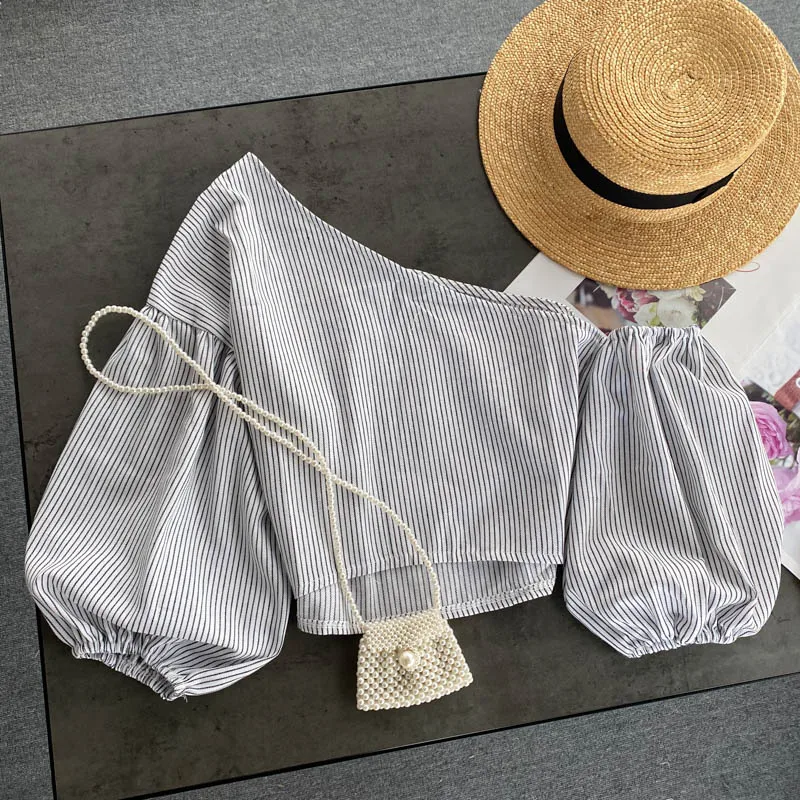 Модный короткий облегающий топ с пупком и рукавами-фонариками женские летние