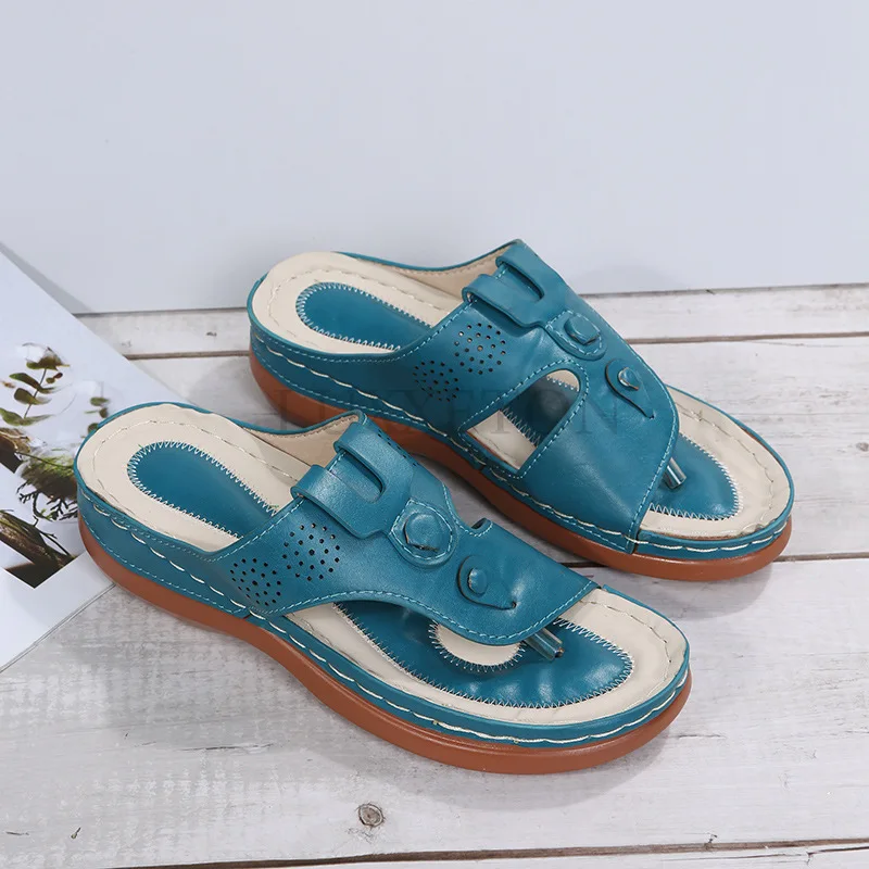 Женские тапочки новые модные однотонные сандалии на танкетке с цветами