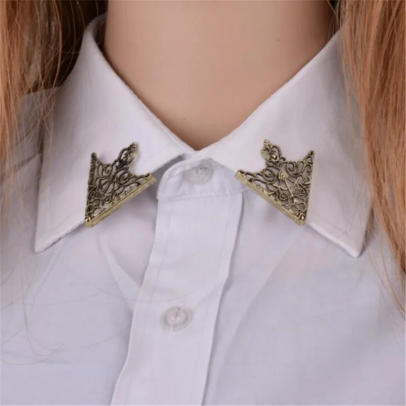 

Vintage Fashion Triangle Shirt Collar Pin for Men and Women Hollowed Out Crown Brooch Corner Emblem Jewelry Accessories