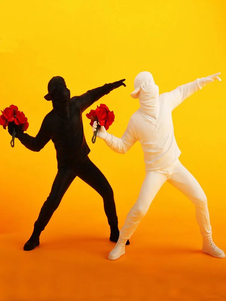 

Resin Banksy sculpture modern art lost flower boy Flower Thrower Statue Bomber Home Decoration Accessories Modern Desk Ornaments