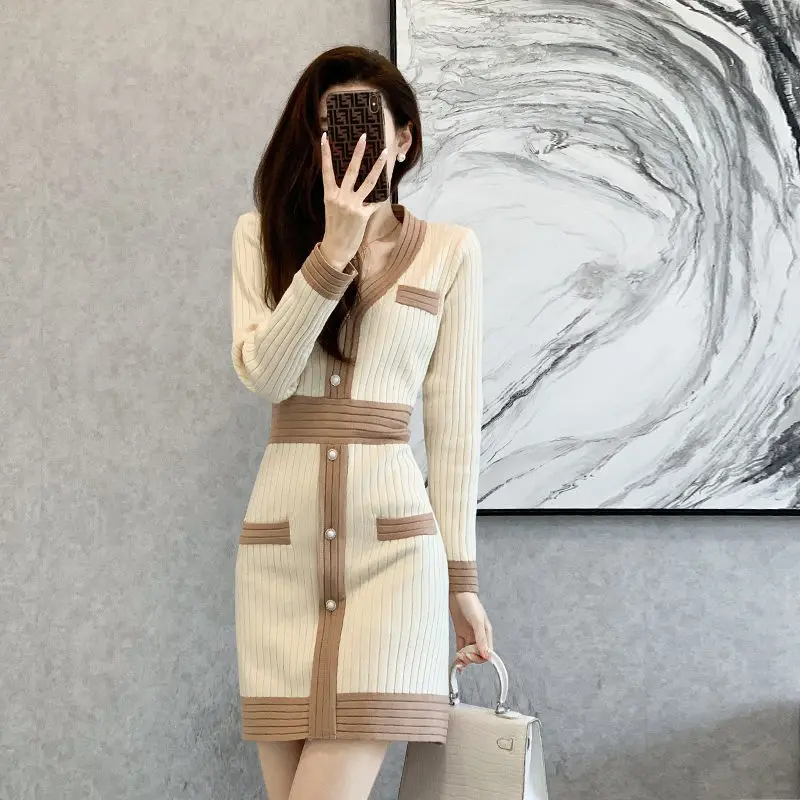 

Женское трикотажное платье-свитер с V-образным вырезом и длинным рукавом