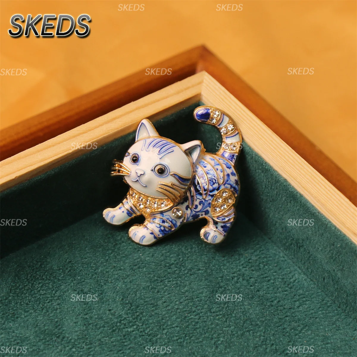Фото SKEDS Сине-белая фарфоровая эмалевая брошь в виде животных: колибри, кошки, жука, краба. Значок на лацкан в китайском стиле. Ювелирное украшение, подарок для женщин. №5
