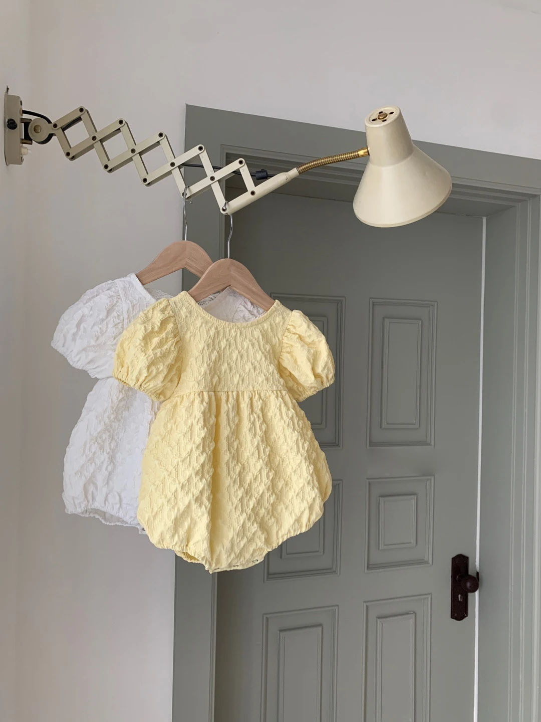 

Новинка лета 2023, боди с коротким пышным рукавом для маленьких девочек, однотонный простой цельный комбинезон для малышей, одежда для маленьких девочек