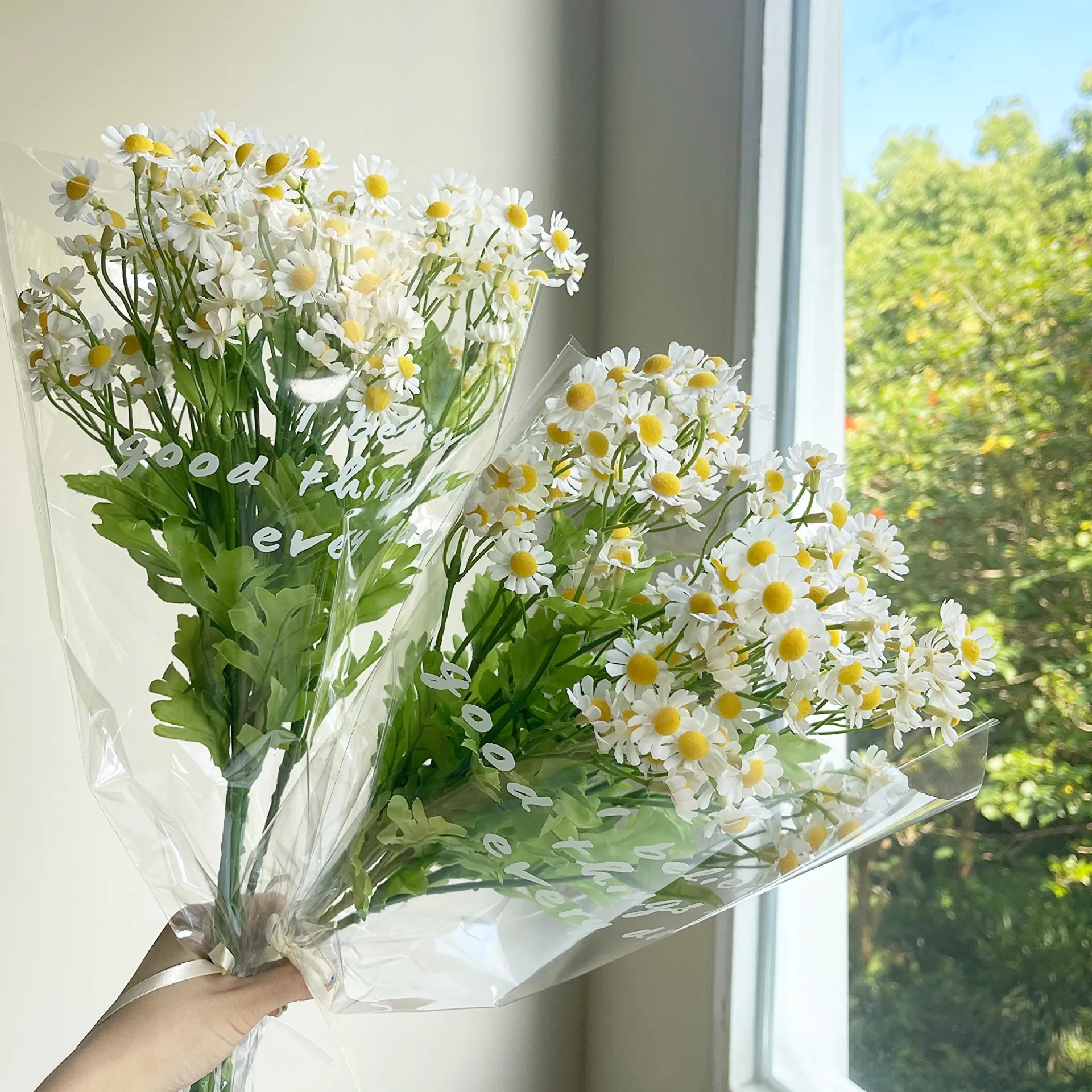

42pcs Artificial Daisy Flowers Silk Fake Chamomile Flowers Stamen Small Daisy for Wedding Home Table Decor