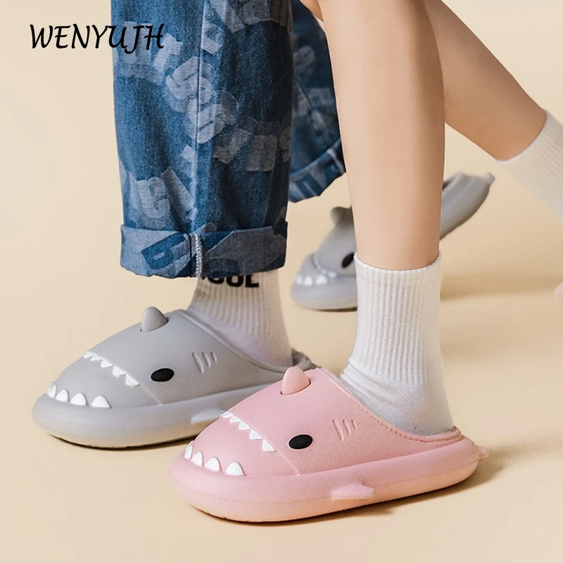 

Тапочки плюшевые унисекс из ЭВА, хлопок, мультяшная Акула, теплые зимние тапочки для взрослых и детей, водонепроницаемая обувь для родителе...