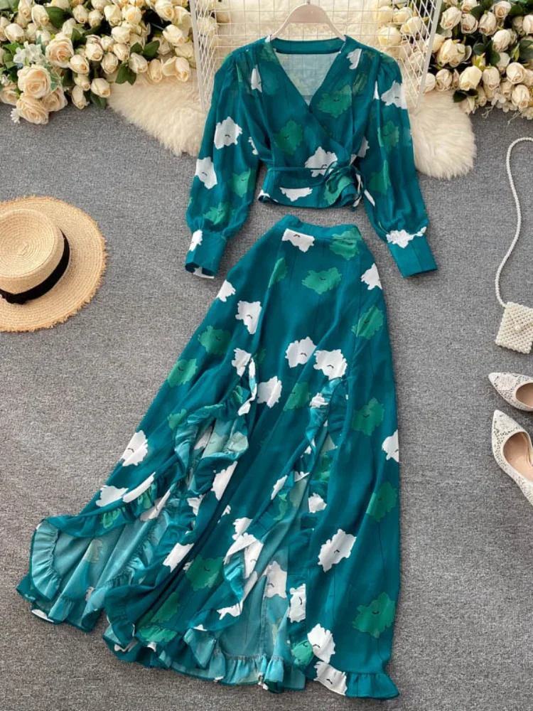 Женская блузка с V-образным вырезом оборками и высокой талией