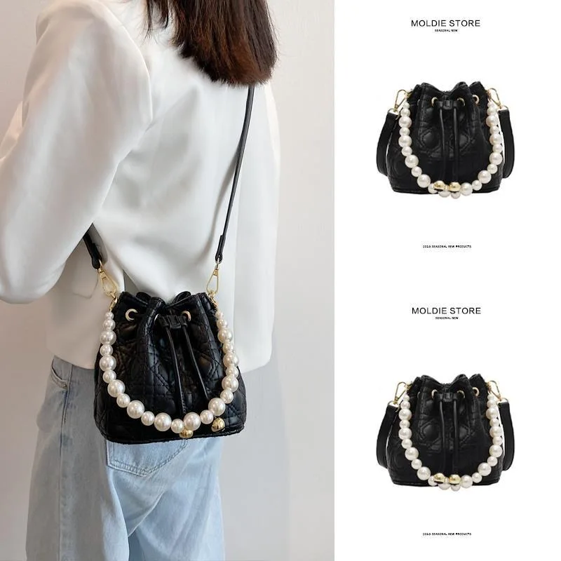 

Женская сумка-ведро с цепочкой и жемчугом