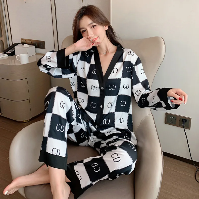

Ladies Pajamas Ice Silk Long Sleeve Cardigan Suit V Collar Design Letter Printing Pajamas Silk Home Clothes Can Be Worn Outside