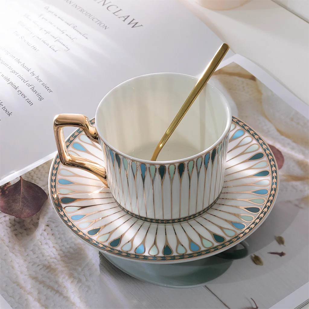 

220ml Bone China Coffee Cup European Style Luxury Hanging Ears Cup Set Afternoon TeaCup Small Exquisite Saucer Set Gift Box Pack