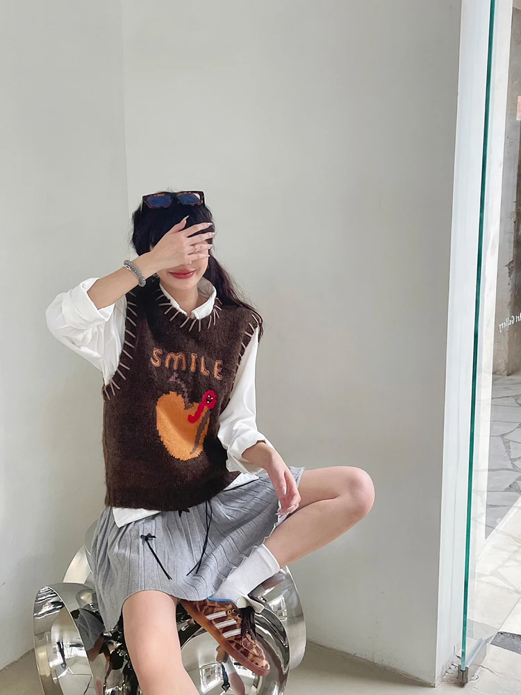 Nanyou Original Design Skipsmile Letter Pattern Embroidery Brown Sleeveless Wool Vest Women