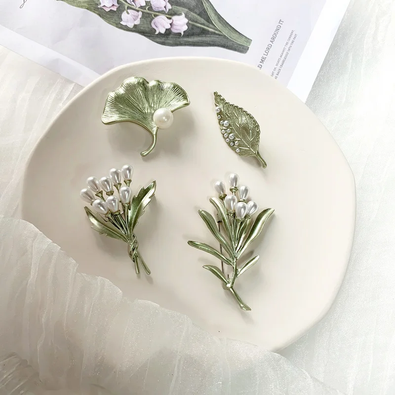 

2022 New Enamel Green Color Plant Pearls Flower Starry Whale Moon Vintage Brooch for Women Girls Coat Accessories