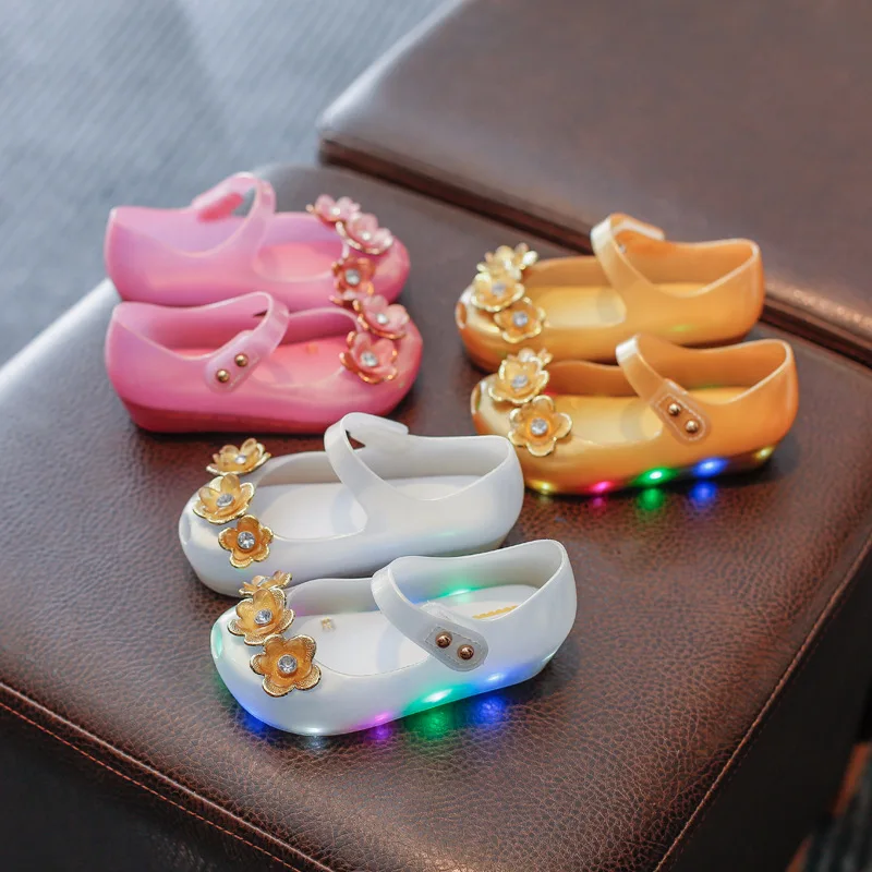 

New LED Flashing Girls Summer Sandals Kids Fashion Shoes Daisy Princess Fish Mouth Jelly Baby Princess Beach slippers SO112