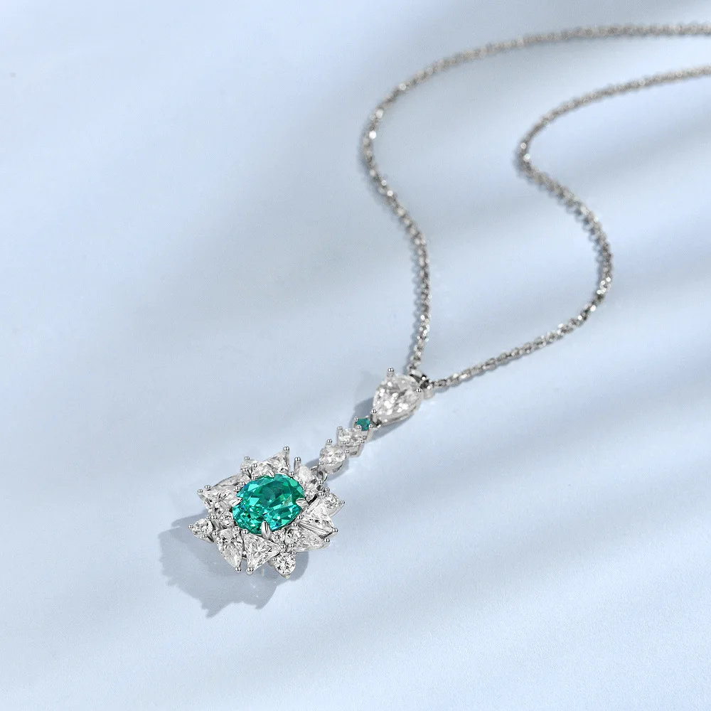 Серебряное ожерелье с бриллиантами в форме яйца