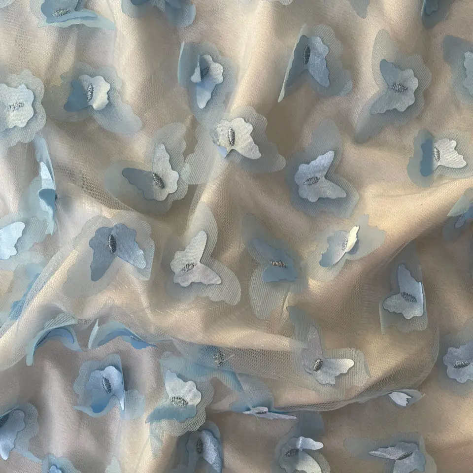 Двухслойная декоративная кружевная ткань с вышивкой в виде маленькой бабочки