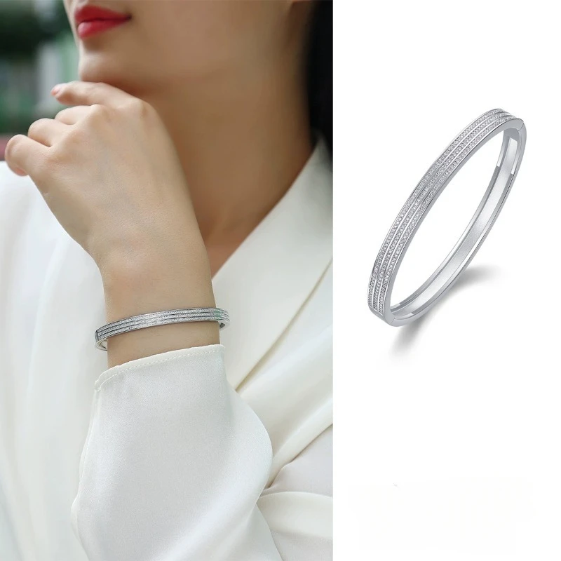 Женский Браслет-манжета из серебра 925 пробы с муассанитом