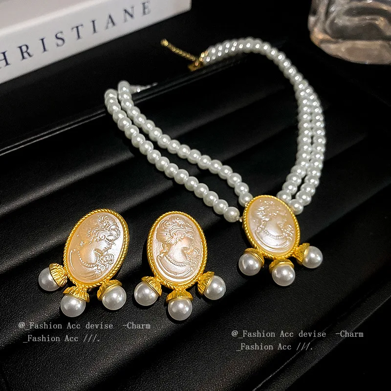 

Vintage Women Baroque Style Round Portrait Relief Pendant Pearl Necklace Collar Palace Classic Design Collar Chorkers Chains