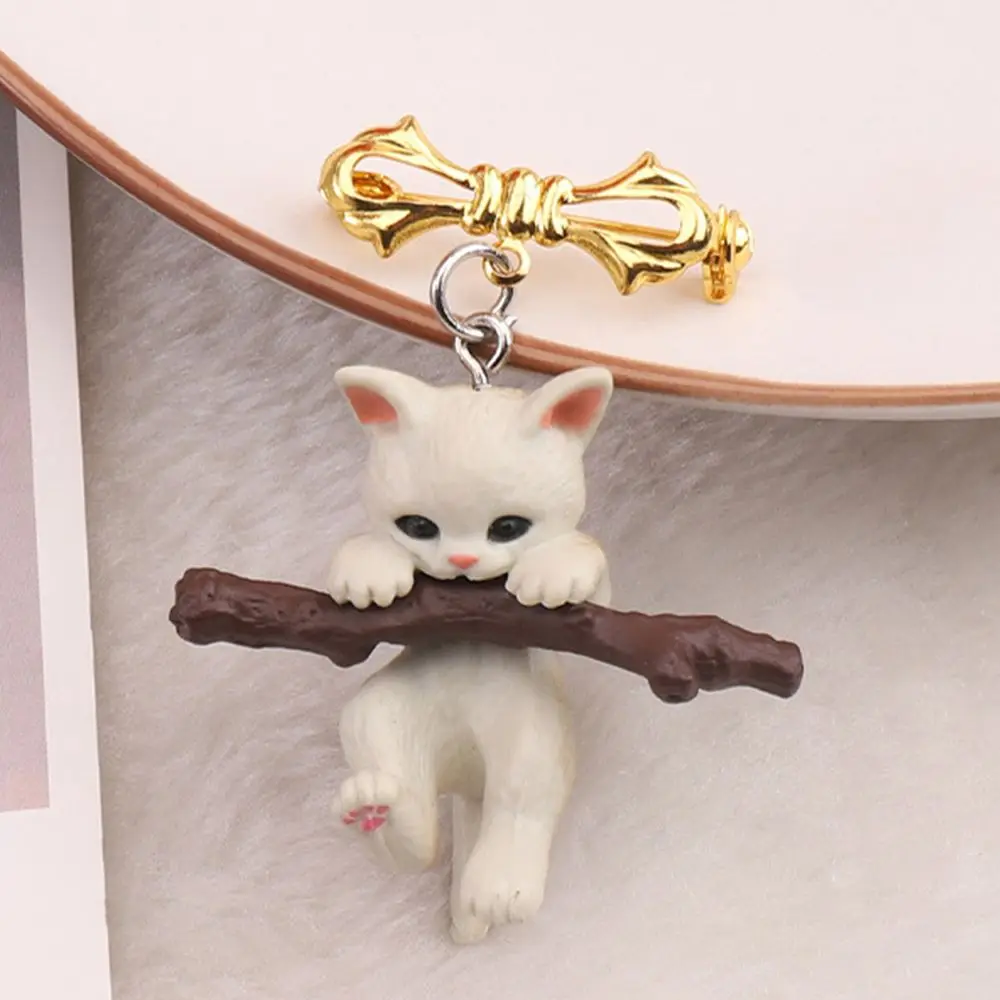 

3D Cute Cat Animal Brooch White Cat Brooches Holding Cat Hug Tree Brooch Three-dimensional Lapel Pins Bag Decoration