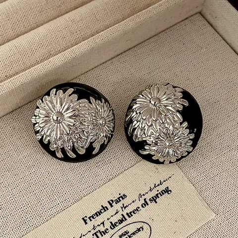 Серьги-гвоздики DIGADAGU с ромашкой из нержавеющей стали