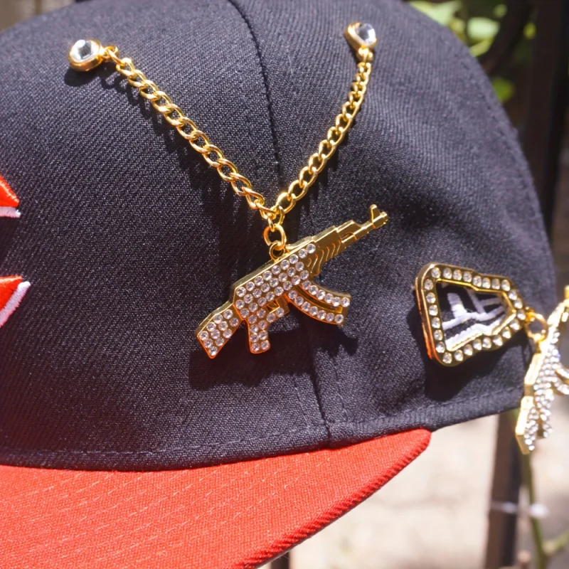 Мужская бейсболка из цинкового сплава с искусственным знаком