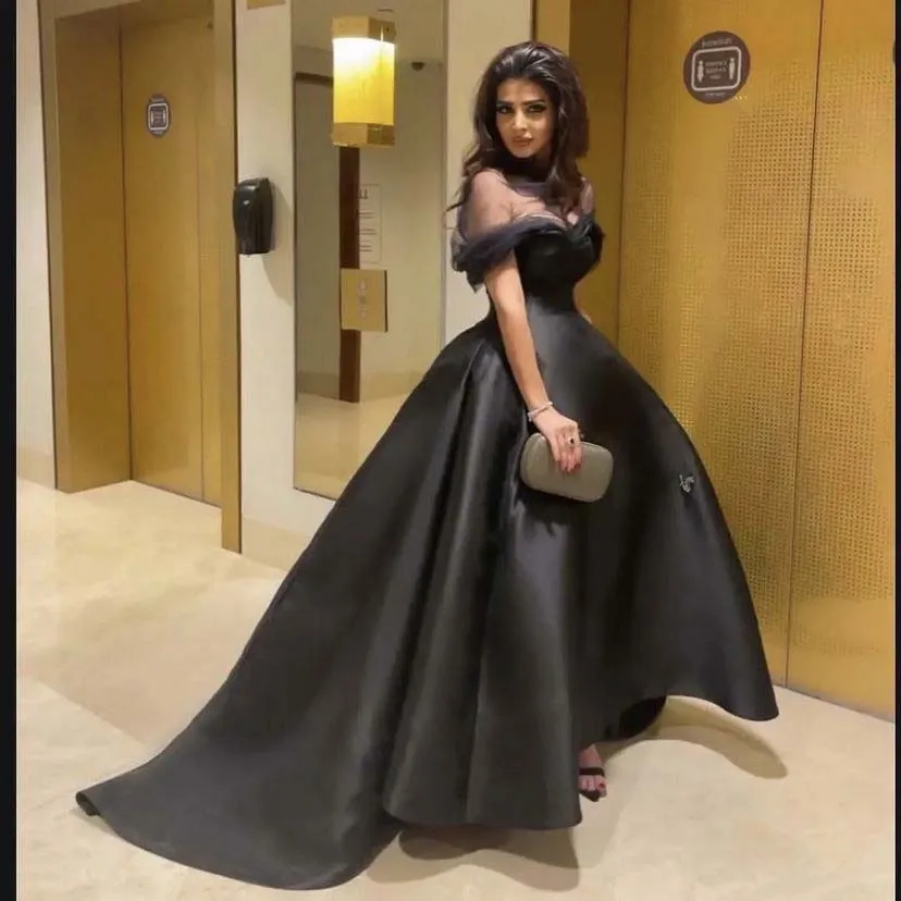 

Sexy O Neck Black Lace Beaded Sequins Mermaid Long Sleeve Feather Prom Dresses