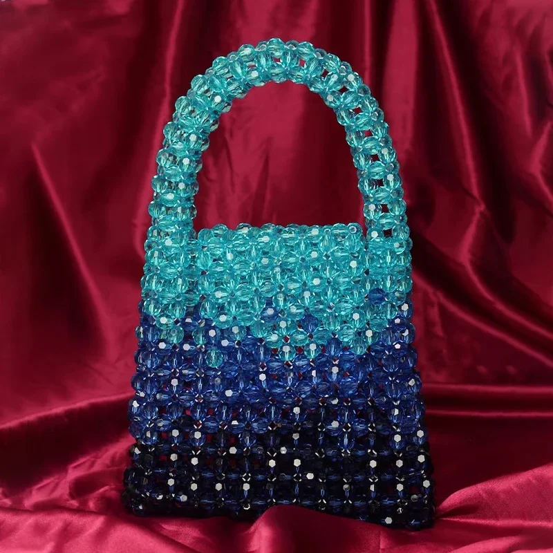 Эксклюзивный дизайн сумки из бисера с градиентным рисунком розового и синего