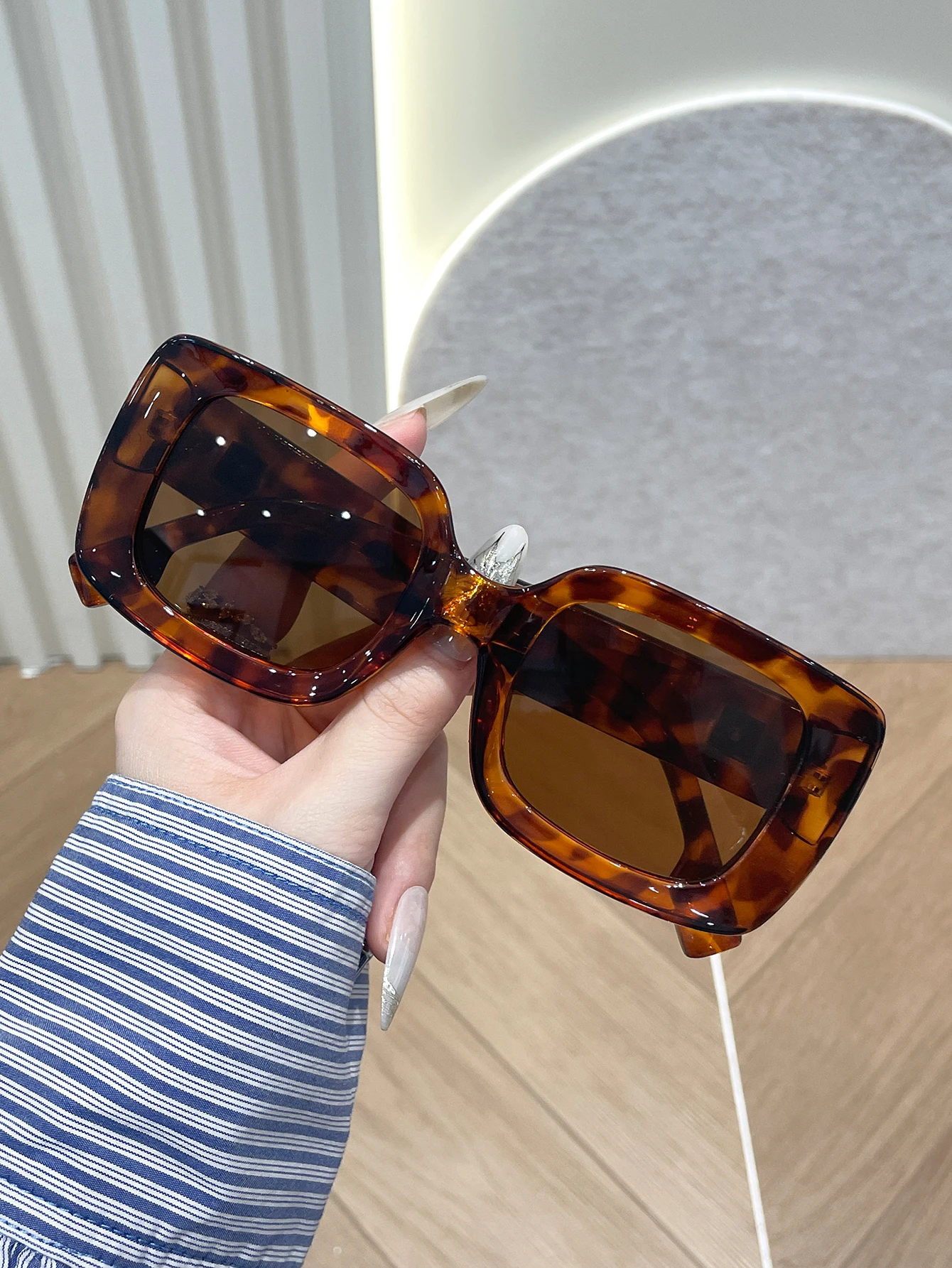 1 шт. модные солнцезащитные очки унисекс в пластиковой оправе