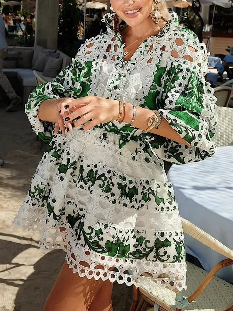 Женское ажурное мини-платье TWOTWINSTYLE белое с отложным воротником длинными