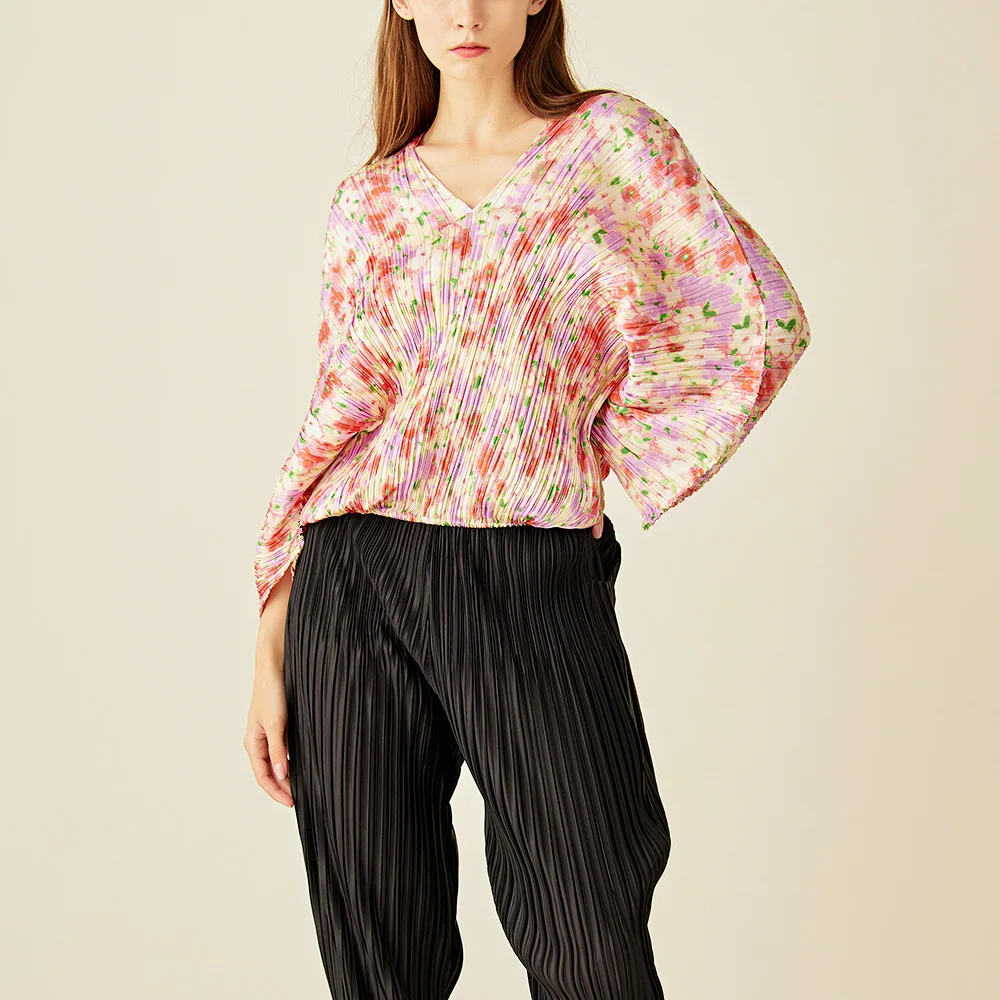 

Футболка женская плиссированная с рукавом «летучая мышь» и V-образным вырезом